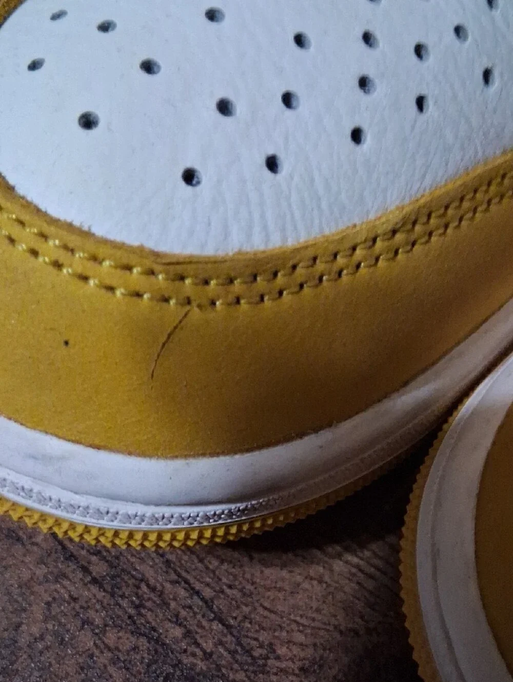 Jordan 1 Mid - White/Yellow/Black
